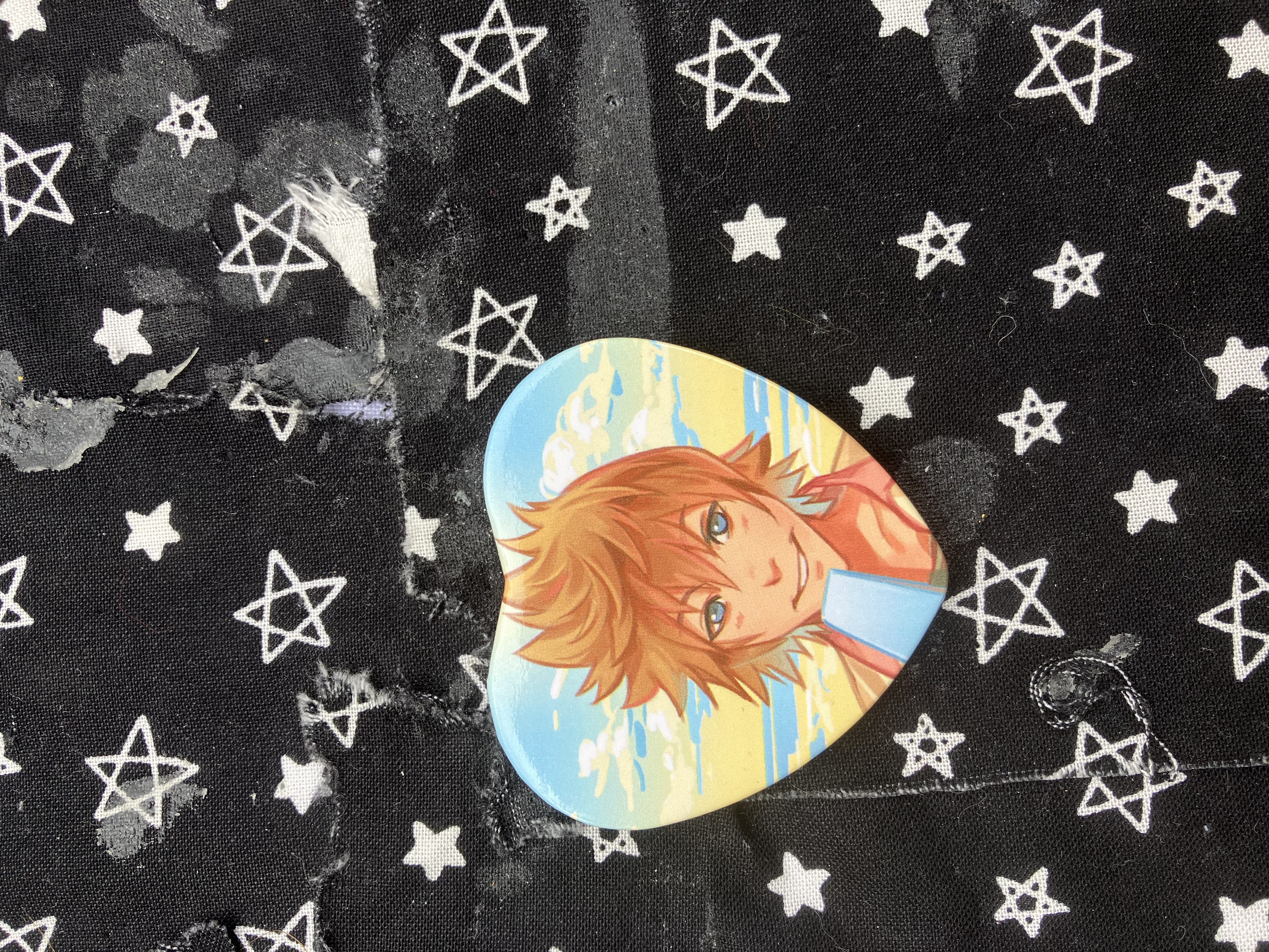 Button of Kingdom hearts Roxas smiling and holding a sea salt ice cream.